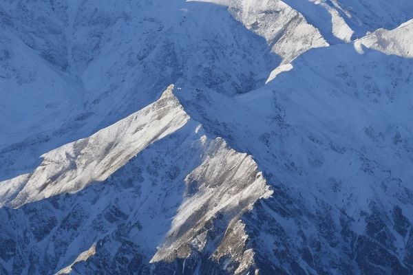 整形项目与知识的了解：整形手术种类、术前准备、术后护理、风险与副作用、恢复期等。

新标题：了解整形手术的种类、风险与恢复期